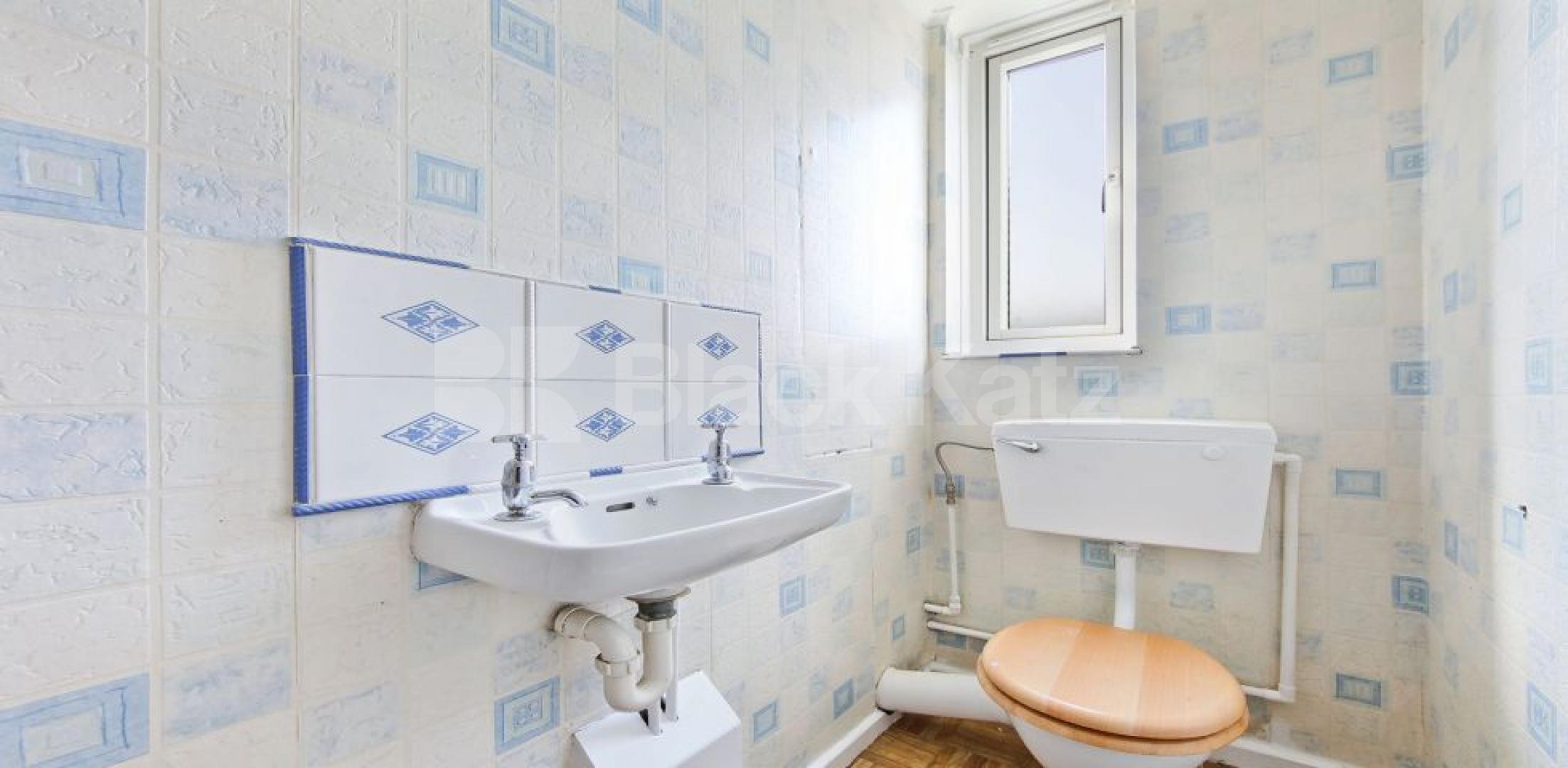 			UNDER OFFER , 4 Bedroom, 1 bath, 1 reception Apartment			 Amina Way, London Bridge/Bermondsey Borders